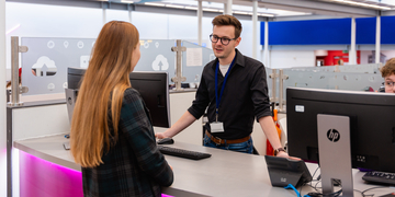 Student at JKCC helpdesk