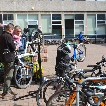 Dr Bike repair session in Merchiston courtyard